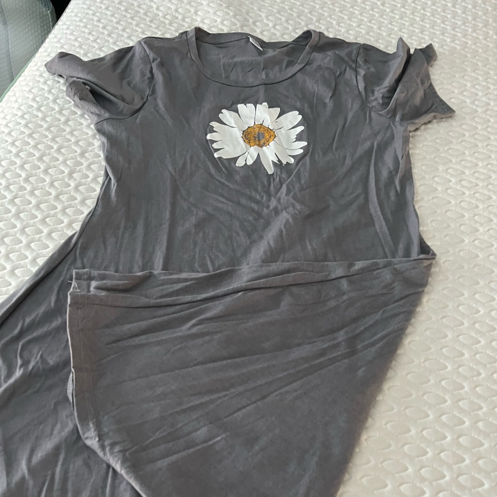 WOMENS NIGHTGOWN OR BEACH COVERUP.  GRAY WITH DAISY PRINT